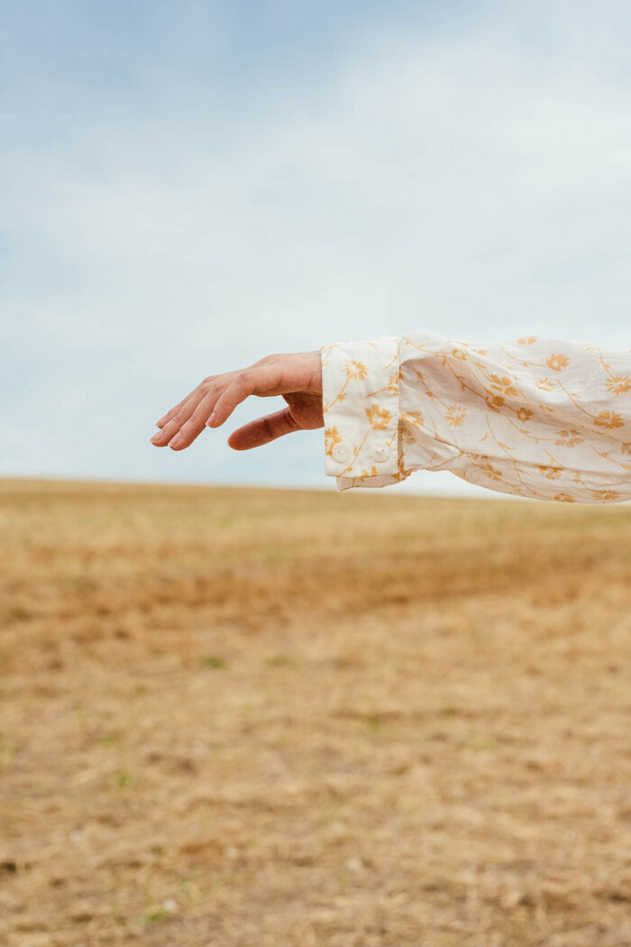 model wearing round collar shirt sula Long sleeve printed shirt