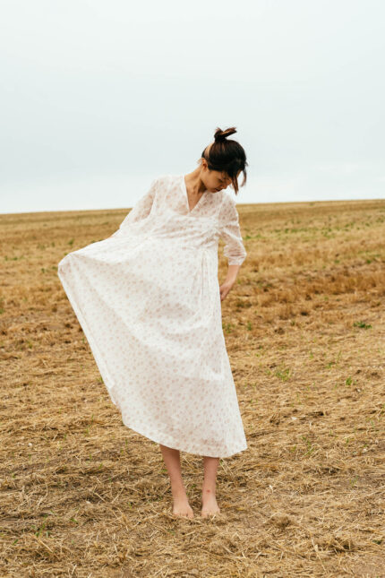 model wearing double pleat dress sula Printed dress with pleats