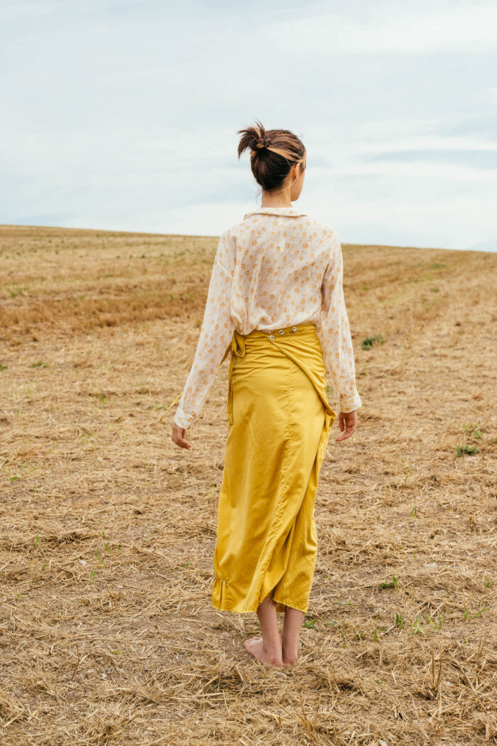 model wearing round collar shirt sula Long sleeve printed shirt