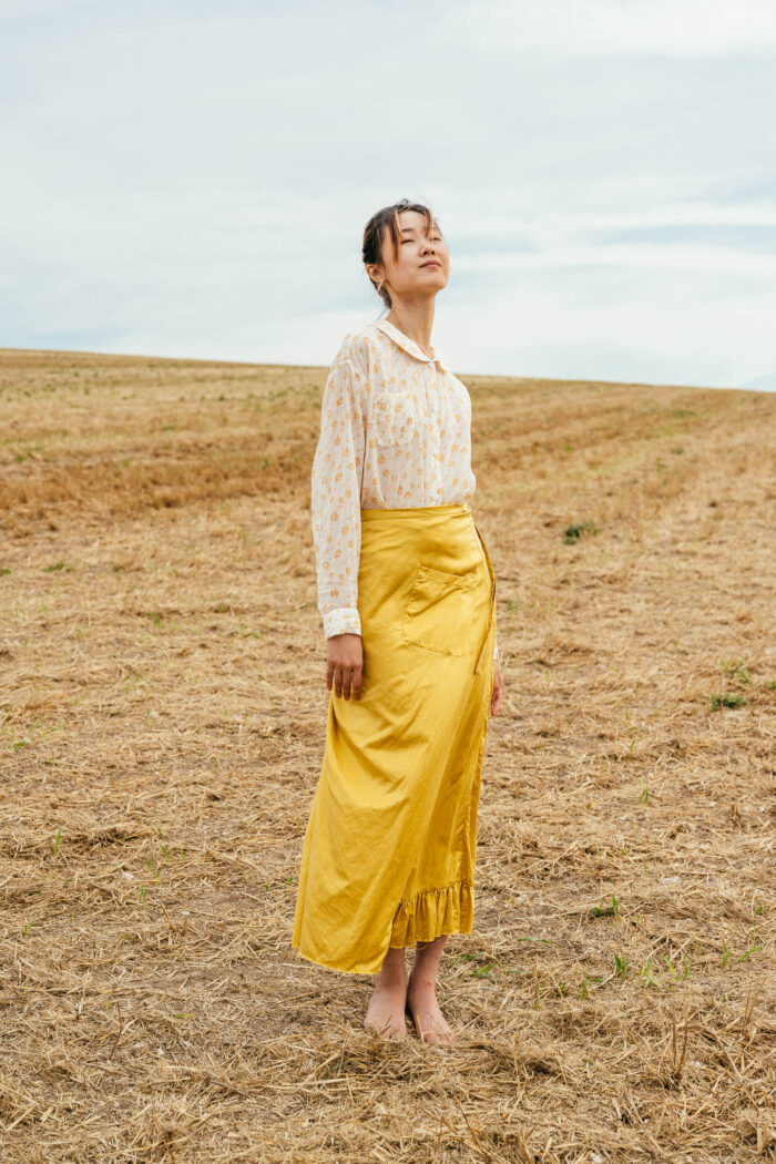 model wearing round collar shirt sula Long sleeve printed shirt