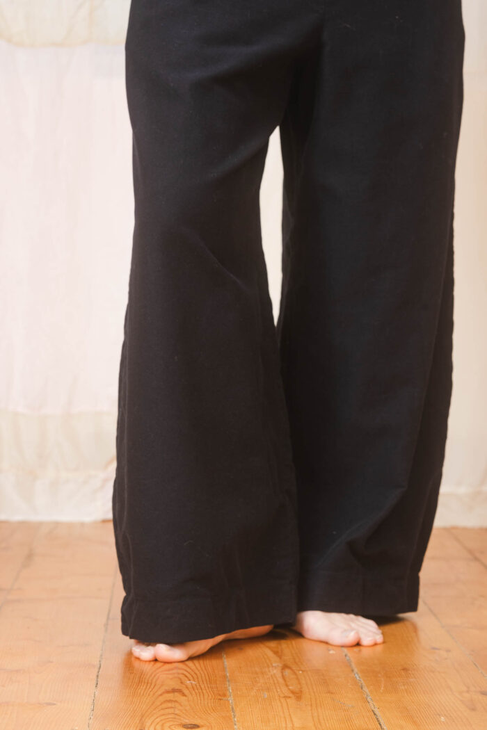 model wearing tailored pants sula Cotton barrel leg pants
