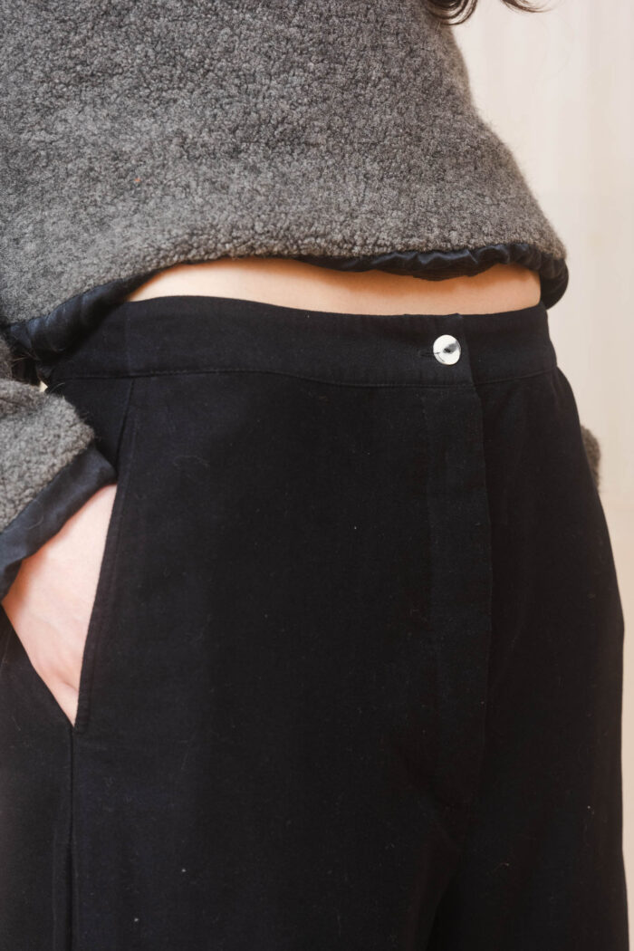 model wearing tailored pants sula Cotton barrel leg pants