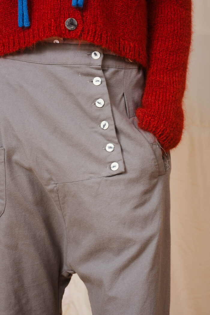 model wearing tin pants sula Slouchy side button pants