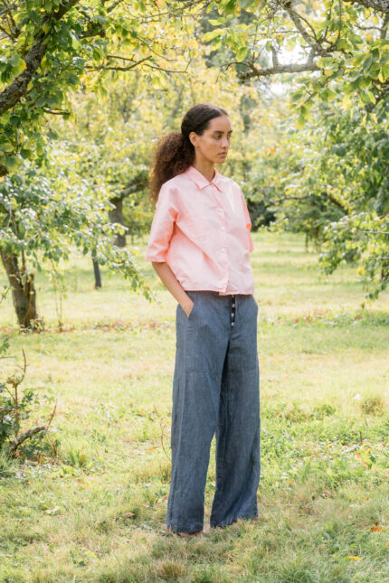 model wearing clean shirt cotton poplin