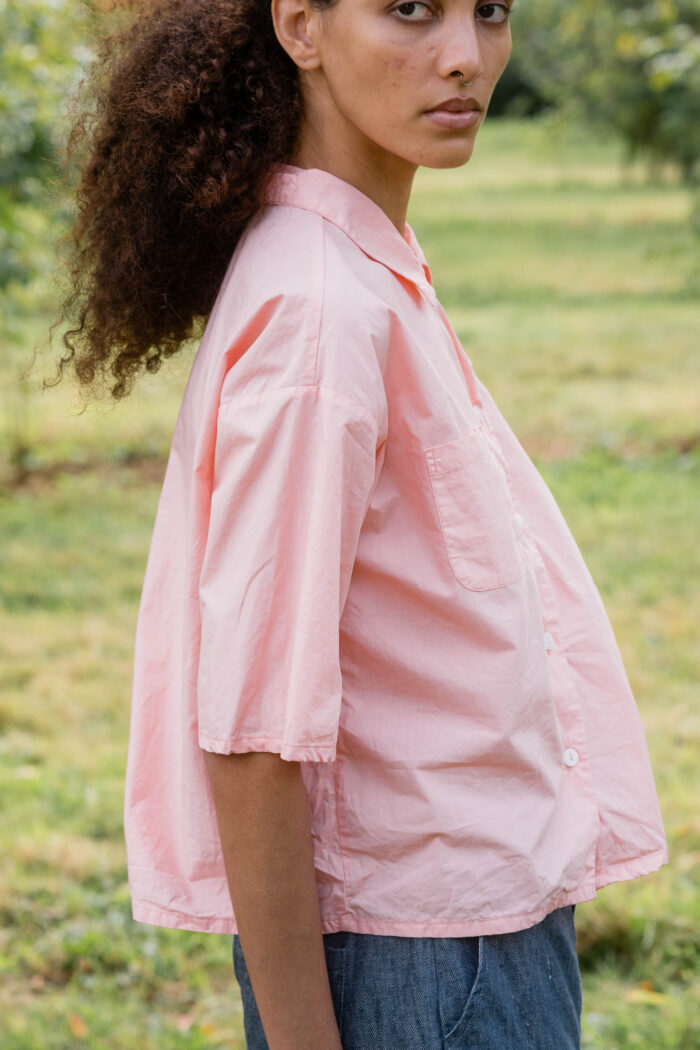 model wearing clean shirt cotton poplin