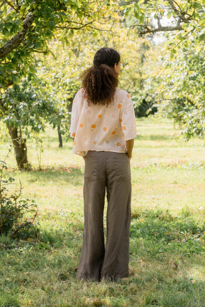 model wearing flare linen pants sula linen seventies trousers and clean new shirt print