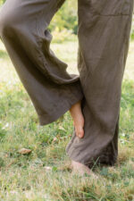 model wearing flare linen pants sula linen seventies trousers