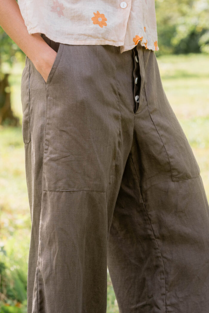 model wearing flare linen pants sula linen seventies trousers