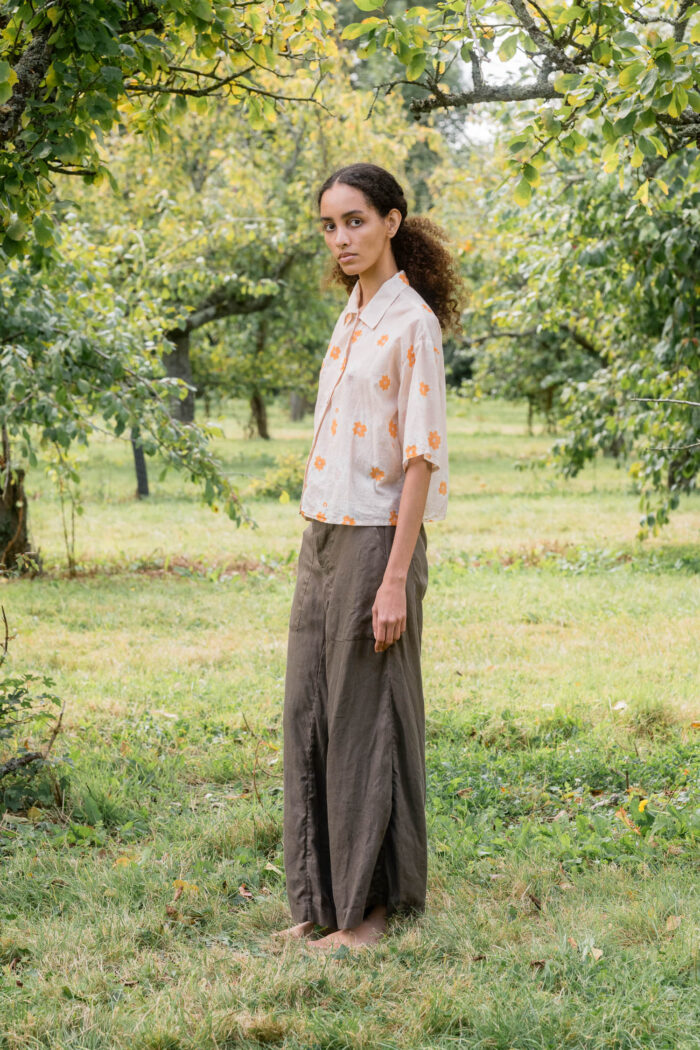 model wearing flare linen pants sula linen seventies trousers and clean new shirt print