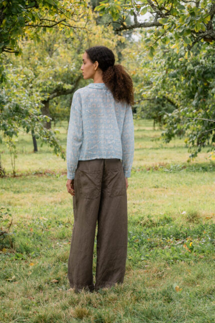 model wearing tailored line pants linen sula linen barrel leg trousers and round collar shirt print
